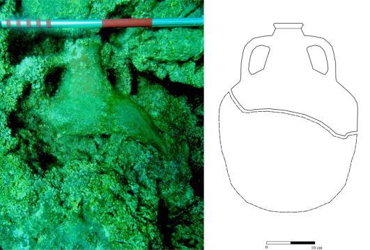 Phaselis 2016 Yılı Güney Limanı Amphora Buluntuları 147 Çalışmamızda tespit edilen LR 2 C tipi amphoranın ağız ve kulbu korunmuş, gövde kırık şekilde tespit edilmiştir.