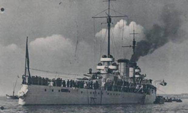 Yavuz Zırhlısı nı halk ziyaret ederken Efsane Yavuz un Kadrodan Çıkartılması İkinci Dünya Savaşı nın sona ermesiyle Türk Deniz Kuvvetlerini geliştirme ve modernizasyon çabaları hız kazanmış ve daha