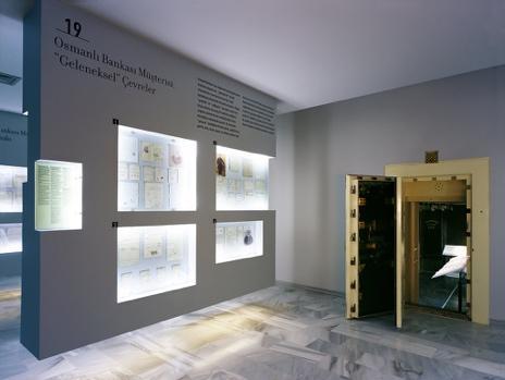 Resim 14: Bülent Erkmen, Osmanlı Bankası Müzesi Sergileme Tasarımı, İstanbul, 2003 9. Piktogramlar Bir nesneyi, düşünceyi, akımı, yeri veya kavramı temsil eden sembollerdir.