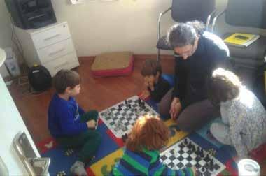 Çocuklar bir aylık süreç içerisinde özellikle Satranç oyununu strateji geliştirerek bir yandan da
