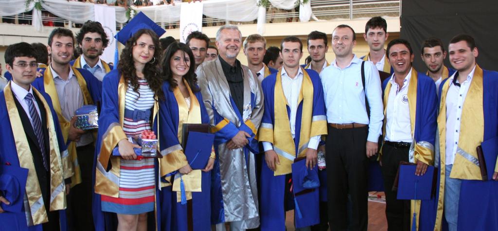 Şubemiz adına Bilgisayar ve Elektrik Elektronik Mühendisliği Bölümlerinde dereceye giren mezunlara Yönetim Kurulu Üyemiz Mustafa Çınarlı tarafından ödülleri verildi. Rektör Prof. Dr.