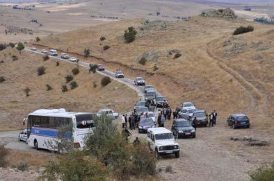 Kentin ileri gelenleri, davetliler ve öğrenciler Kerkenes Festivali kapsamındaki antik kent turu için