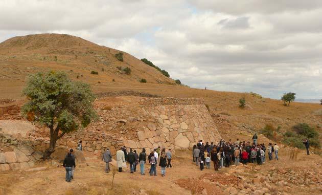 Kapadokya Kapısı ndaki Kazıların Tamamlanması Bu çok yönlü askeri mimari, Geç Tunç Çağı mimarisinden ve doğrusu Geç-Hitit kentlerinin Demir Çağı şehir kapılarından tamamıyla farklıdır.