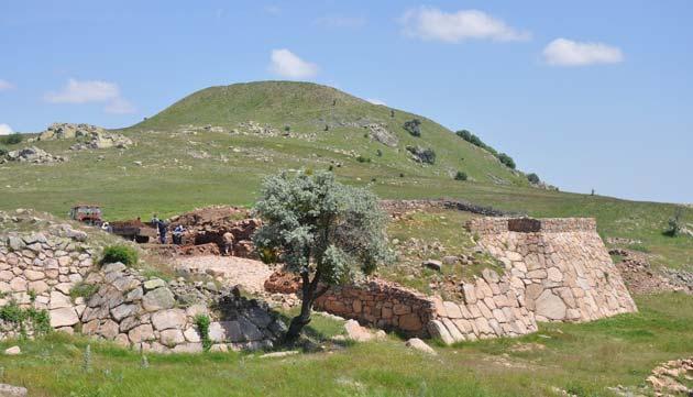 yüzyıl kapısı ve Lidya Dönemi Sardis ine ait Kerkenes çağdaşı kapı ile benzerlik taşımaktadır ki bu da Kerkenes teki Anadolu karakteristiğini bir kez daha göstermektedir.