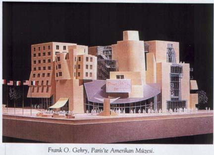 Bu yaklaşım Frank Gehry yi Postmodernist yaklaşım yanında Geç-modernist yaklaşımın da içine sokar. Gerçekten Potsmodern Mimarlık, ürünleriyle bir karmaşa ve geçiş döneminin sonucu durumundadır.
