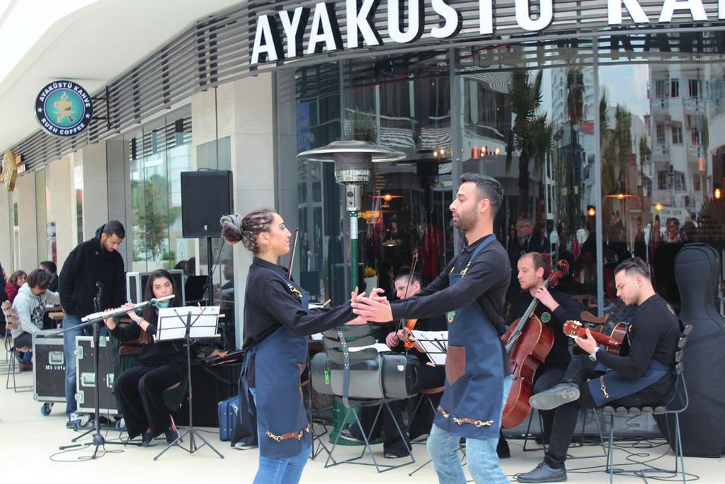 Markamız, müşterilerine sunduğu kahveyi çekirdek halinde izlemeye alarak; en kaliteli çekirdeği, en lezzetli olacak şekilde hazırlamak için pek çok demleme