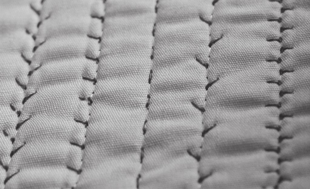 Dikiş teknikleri El dikişi görünümlü patchwork dikişi Dikiş dikme Bir yorgan genellikle üç kattan oluşur; arasında bir pamuk katı bulunan iki kat kumaş. 1.