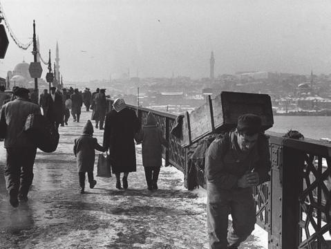 5. Siyah-Beyaz 91 İstanbulluları ilk defa yağıyormuş gibi hazırlıksız yakalar; yollar kesilir, savaş ve felaket zamanlarında olduğu gibi ekmek fırınlarının önünde hemen kuyruklar oluşur ve en