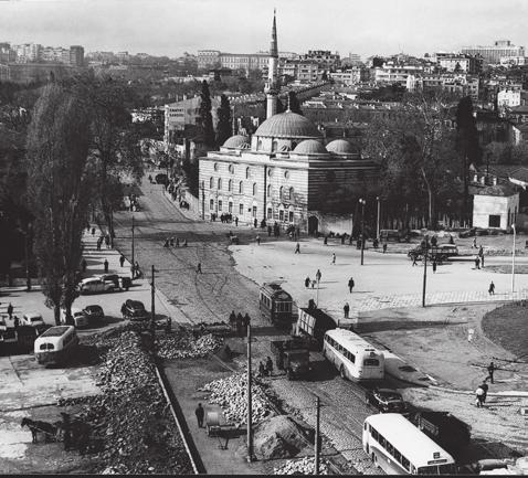 82 Resimli İstanbul - Hatıralar ve Şehir beni bu fotoğrafa bağlayan şey, akşamın daha tam inmemiş olmasına rağmen sokakta geç saatin yaşanması ve peşlerinde gölgeleri bu iki insanın evlerine