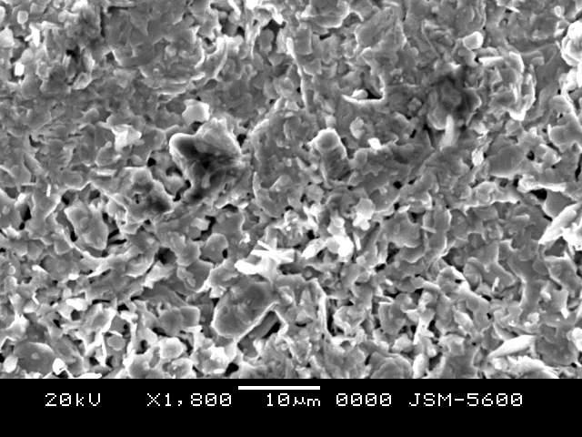 4. BULGULAR VE TARTIŞMA Duygu YAZICI Şekil 4.3. Katkısız Bi 1.7 Pb 0.3 Sr 2 Ca 2 Cu 3 O 12 örneğine ait SEM fotoğrafı (Ekicibil, 2005). Bi 1.7 Pb 0.3 V x Sr 2 Ca 2 Cu 4-y Ti y O 12+δ bileşiğine ait A, B, C, D, E, F ve G örneklerinin SEM fotoğrafları şekil 4.