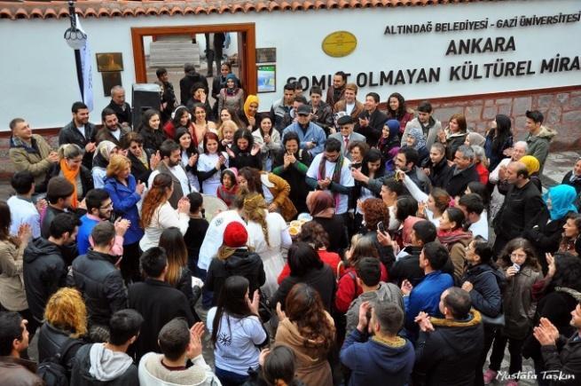 92 ancak son yıllarda unutulmaya yüz tutmuş bu şenliğe yeniden hayat vermek adına, kırdan toplanan çiğdem çiçekleri kuru bir çalıya takılarak kaval ve çan