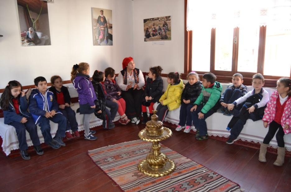 68 Masal anlatmak, bin yılların halk bilgeliğini kuşaktan kuşağa aktarmanın etkin yollarından biridir.