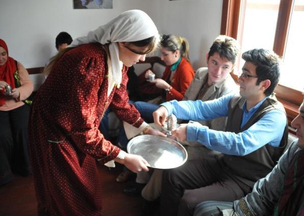 kız isteme, kına gecesi, çeyiz, düğün, ölüm, saya gezme, çiğdem günü, hıdırellez, mayıs yedisi, mesir macunu şenlikleri gibi toplum tarafından kabul gören ve uygulanan kültürel mirasları içermektedir.