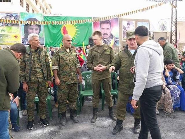 Kolunda YPG arması ile Nevruz kutlamalarına katılan, Afrin deki Rus birliklerinin komutanı Rus General Andrei Volkov.