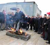 Daha sonra il protokolü çekiçle demir döverek, Nevruz ateşini yaktı.