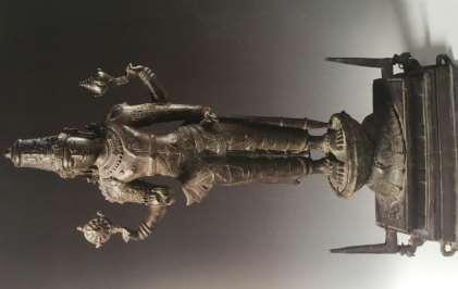 123 Şekil 7 Vişnu Heykeli Bronz 10.yy Coimbatore, Tamilnadu Şekil 8 de Queen Stepwell de bulanan Vişnu heykeli yer almaktadır.