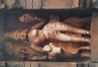 hermafrodit heykel Şiva nın tezahürüdür. Yanında kutsal eşlikçisi Nandi yer almaktadır.11.yy da Kuzey Hindistan da yapılmış olan Gangaikonda Cholapuram tapınağında yer almaktadır.