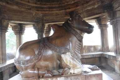 Nandi, Mandapa olarak bilinen özel sütunlu bir yapıda oturur ve ana tapınaktaki Şiva nın Lingam ını görecek şekilde konumlandırılır.