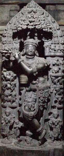 137 Şekil 29 Krişna 13.yy Somnathpur, Kevasa Tapınağı Lakşimi Hindu tapınaklarında yer alan Tanrı ve Tanrıçalar arasında Lakşimi, şans ve zenginliğin tanrıçası olarak bilinir.