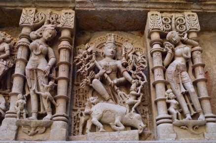 Şekil 34 Kali heykeli, Queen Stepwell Patan, Gujara Şekil 35 ve 36 da bronz Kali heykelleri Kali nin tüm özelliklerini taşımaktadır.