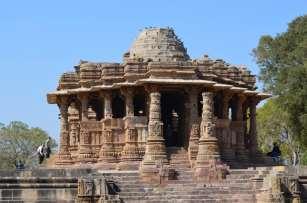Şekil 2 Güneş Tapınağı, 10.yy Gujarat Heykeltıraşlar ve tapınak bezemesinin biçimsel ana çizgilerini dini metinlere göre oluşturan rahiplerin çok yakın iş birliği söz konusudur.