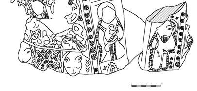 Bunların alt kısımlarında sağda, uzun saçlı, belinde kılıcı olan ve elinde kadeh tutan bir figür ile sol tarafta ise kolları tirazlı bir kaftan giymiş, sakallı bir figür bulunmaktadır.