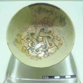 48 F.26 Ç.26 KÂSE Katalog No: 26 Anadolu Selçuklu 13. Yüzyıl Müze Envanter No: 82 / 67 Hibe 1982 Ölçüler ve Teknik: h: 6.3 cm. Ağız R: 10.8 cm. Dip R: 4.4 cm.