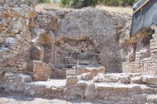 Fig. 3 Anıtsal ev formlu gömüt Fig. 3 Monumental house-type tomb KAZI RAPORLARI Batı duvara bitişik, moloz taşlar ile örülmüş ve üzeri harçla kaplanmış platform benzeri bir yükselti bulunmaktadır.