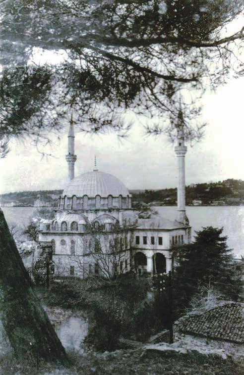 Abdülhamid in Bahçekapı da yaptırdığı türbe, medrese, kütüphane, mescit, imaret, sıbyan mektebi, sebil ve üç çeşme ile sıra dükkânlardan meydana gelen külliyenin de bina eminidir (Ayvansarayî vd.