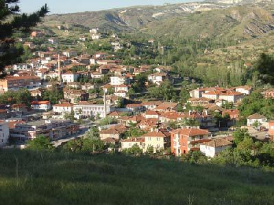 1. GİRİŞ Ayaş, Ankara'nın batısında yer alan, zenginlikleri, tarihi eserleri, kültür varlıkları, şifalı kaplıca ve içmeleri ile tanınan şirin ve tarihi bir ilçedir.