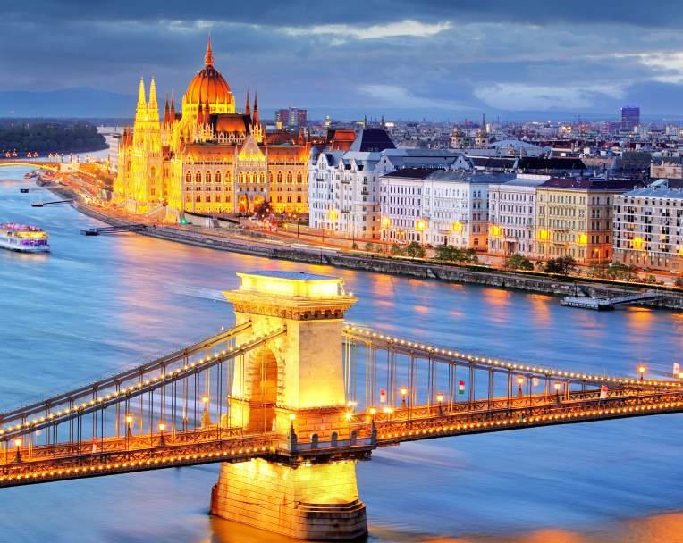Tariful include: 4 nopți de cazare la hotel 4* în Budapesta, cu mic dejun bufet; Turururi ghidate în Budapesta, Szeged și Kecskemét; Vizite conform descrierii; Transport cu autocar modern, cu
