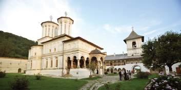 Atracții Mănăstirea Hurezi Construit între 1691 1697, acest lăcaș de cult, inclus în Patrimoniul Cultural Mondial UNESCO, este cea mai vastă și mai frumoasă ctitorie a lui Constantin Brâncoveanu.