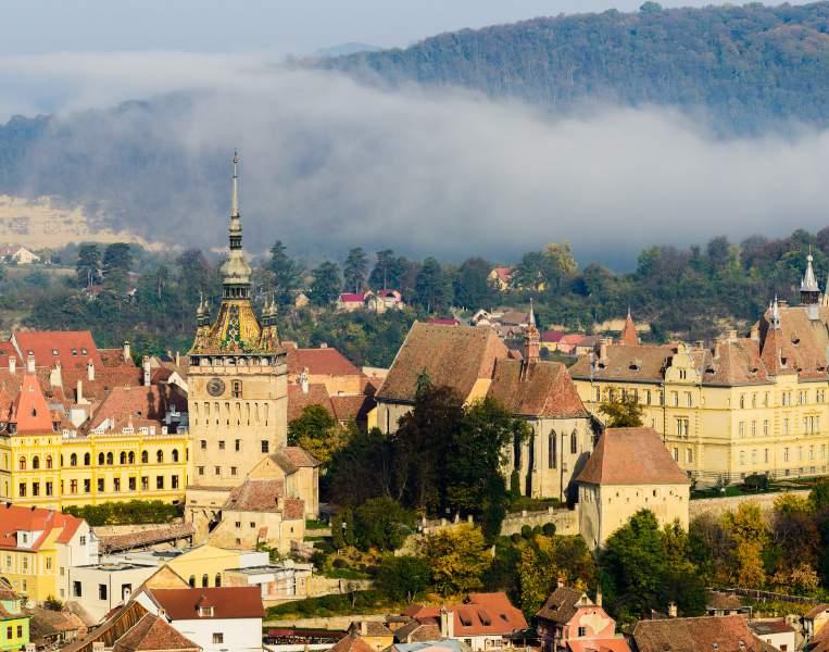 Tariful include: 4 nopți de cazare la pensiuni 3* în Sibiel (lângă Sibiu); Mic dejun și cină + un pahar de apă și vin la masă; Vizite conform descrierii; Transport cu autocar/ microbuz modern, cu