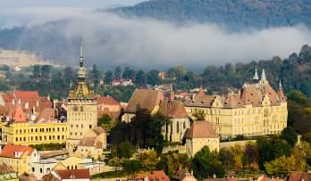 Excursii opționale neincluse: Castelul Corvinilor și Alba Iulia: 20 euro/ persoană (biletul de intrare la castel nu este inclus in tarif) Transilvania, ținutul cetăților de basm Sibiu - Sibiel