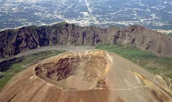 05 Roma Vatican Napoli Vulcanul Vezuviu Peninsula Sorrento Insula Capri Coasta Amalfitană - Pompei Napoli, cu istoria sa grandioasă, este un loc pe cât de bogat în obiective turistice, pe atât de