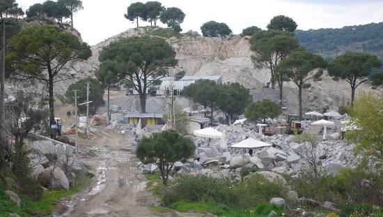 Madra Dağı nda bulunan granit işletmesi (Okçular Köyü) Benzer şekilde meyvelik ve zeytinlik alanların yayıldığı alanlarda da önemli oranda artış tespit edilmiştir.