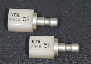 Resim 2.8. Vitablocs Mark II seramik bloklar 6-Bilgisayarda dizayn edilen premolar dişe ait veriler cihazın kesici ünitesine aktarıldı ve kesim işlemi başlatıldı (Resim 2.9)