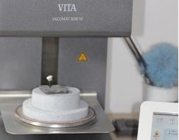 10-Örneklerin bağlanma dayanımı testi esnasında çekme işlemini kolaylaştırmak amacıyla Vita VM9 dentin tozu ve likiti karıştırılarak okluzal yüzeylerinde bir tabaka oluşturuldu.