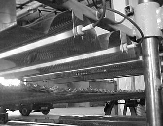 Antepfıstığı Çıtlatma Makinası Tasarımı Taşıyıcı bant Isıtma çubukları arasında antepfıstıklarının bir uçtan diğer uca götürülmesini ve uygulanan ısı etkisinin belirlenebilmesi, bu sıcaklığın
