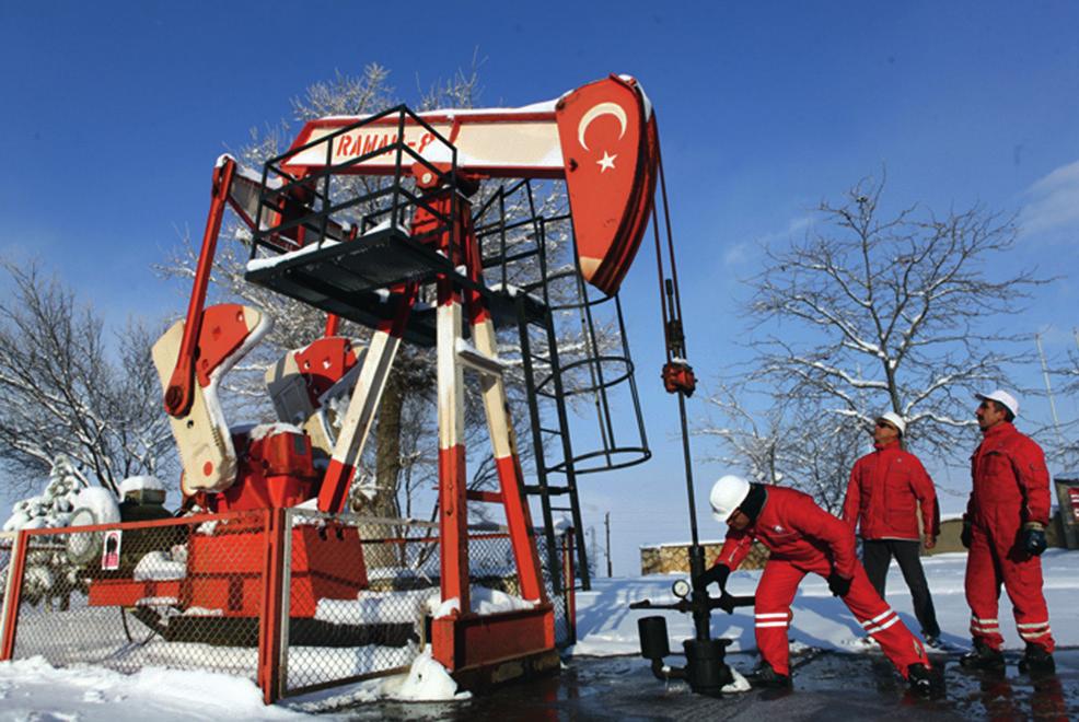 Raman 8, günde 10 varillik sembolik üretimiyle hâlâ çalışıyor sondörlüğüne, işçilerden Muhittin Eren i, Garzan sahasına da Yusuf Öney i getirmişti.