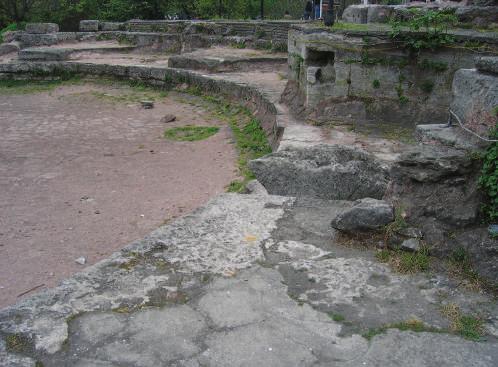 Gözden Kaçanlar: Myrelaion Rotundası, Toplumsal Tarih 280). İç mekân çapı 29,60 metre olan bu yapı da Lausos ve Sarayları gibi 5. yüzyılın ortasında ya da hemen öncesinde inşa edilmiştir.