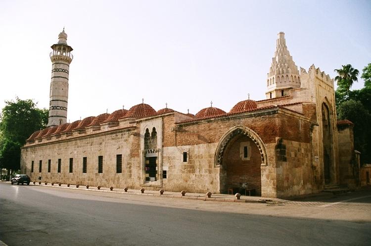 ULU CAMİ MEDRESESİ Ulu Cami Medresesi, kuzey-batı köşesine sokulmuş olan Küçük Mescit ve onun bitişiğindeki muhdes bir yapı sebebiyle düzgün bir plân şeması ve âbidevi bir görünüş arz etmez.