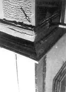 Birinci Kat Birinci kat duvar ayrıtlarında, duvar-döşeme ayrıtlarında, pencere ve kapı açıklıklarının köşelerinde genellikle önemsiz