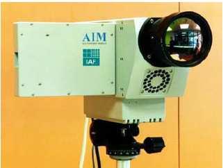 22 Resim 2.2. Kuantum kuyulu kızılötesi dedektör kamera sistemi (Fraunhofer Enstitüsü arşivinden) [8] 10 µm dalgaboyunu algılayabilen kızılötesi dedektörler gece görüş sistemleri için önemlidir.