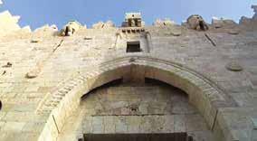 Halil Kapısı: Şehrin batı surlarında bulunan kapı daha önce Yafa Kapısı olarak adlandırılmaktaydı. Hz. Davut Kapısı: Şehrin güney surlarında bulunmaktadır.