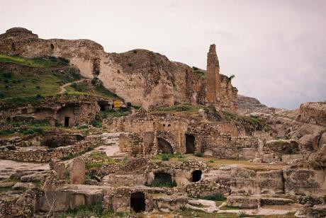 olan bu mağaralar, milattan yıllar önce Kuzey Mezopotamya da hükümranlık sürdüren mağara devri sakinleri olan Sümerlere, Asurlulara ve Babillilere barınma merkezi olmuşlardır.