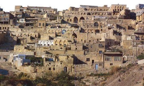 Güzeldir binalar, kesmedir taşı, Eski konakların bilinmez yaşı, Tarihi yaşatır her sokak başı, Şafağı maziyle söker Mardin in.