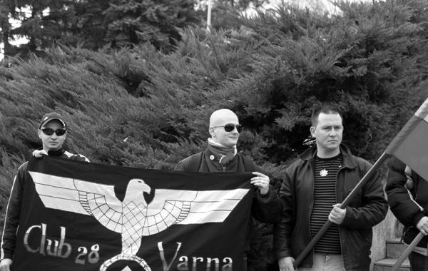 Bulgaristan ın değişik bölgelerinden toplanıp Kırcaali ye sözde özgür iradeyle getirilen yaklaşık 80 kişilik bayraklı grup Kırcaali Otogarından Kurtarıcılar anıtına doğru yürüdü.