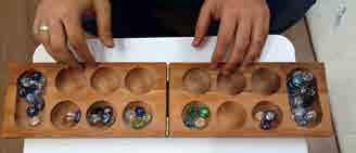 (Malzemeleri) 48 adet taş Mangala Oyun Sahası ( 6 şar adet karşılıklı toplam 12 adet küçük kuyu ve 2 hazine kuyusu) İki kişi Oyunun olmazsa olmaz özel şekillere sahip malzemeleri veya karmaşık bir