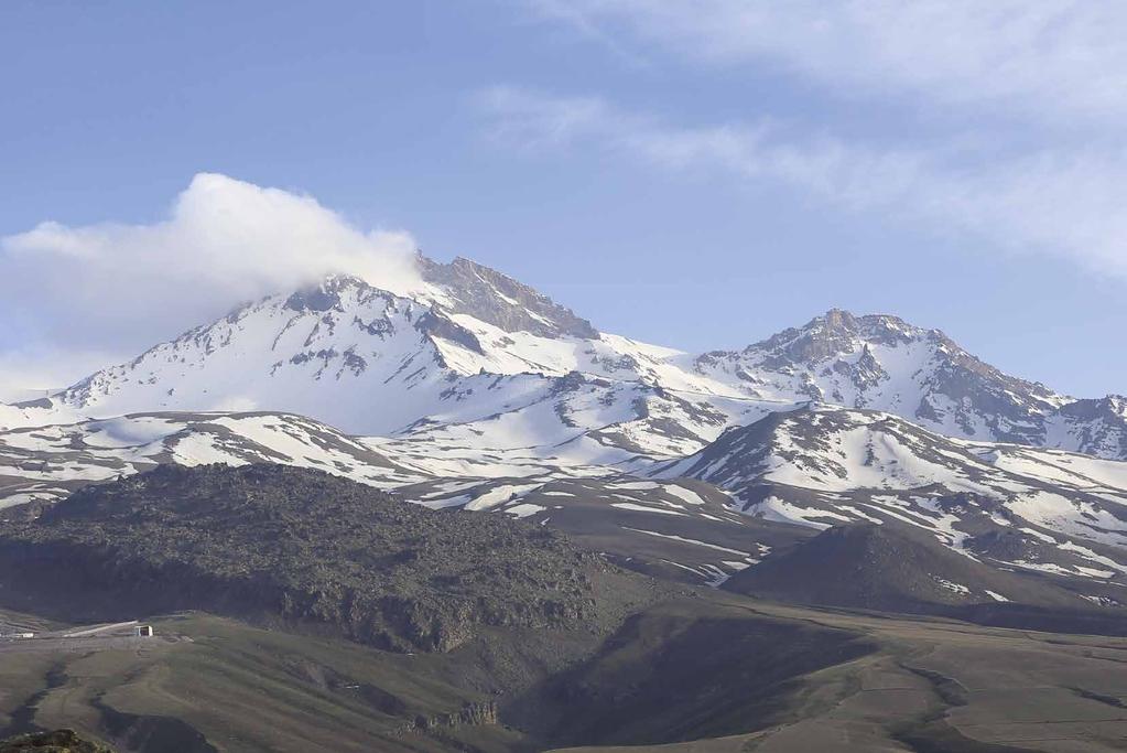 DOĞALLIĞIN KAYNAĞI 3.900 metre yüksekliğe sahip olan Erciyes Dağı, milyonlarca yıldır varlığını sürdüren eşsiz bir doğa harikasıdır.